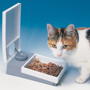 http://media.zooplus.com/bilder/distributeur/de/nourriture/pour/chien/et/chat/pet/mate/c/1/300/11730_trixie_futterautomat__1.jpg