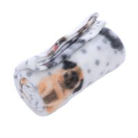 Coperta bianca con motivi di cani colorati e piccoli punti grigi, adatta come accessorio decorativo o tappetino.
