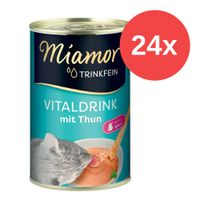 Miamor Trinkfein Vitaldrink mit Thun, ohne Milch, 24x Dosen. Katze trinkt aus Schale mit Flüssigkeit.