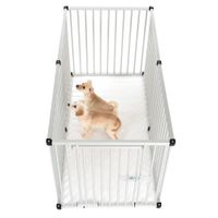 Recinto in metallo con pareti a griglia e porta, due cani di piccola taglia all'interno su pavimento bianco.
