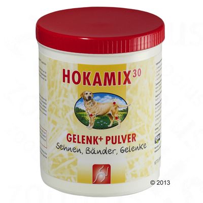 Банка с красной крышкой, надпись HOKAMIX 30 GELENK+ PULVER, изображение собаки, текст: Sehnen, Bänder, Gelenke. Видна маркировка ©2013.