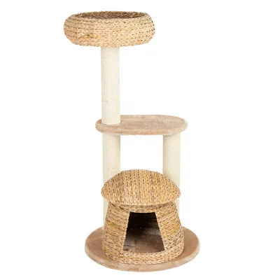 Arbre à chat avec niche en osier, deux plateformes rondes recouvertes de tissu beige et poteaux à griffer en sisal clair. Trois niveaux visibles. Arbre à chat avec niche en osier, deux plateformes rondes recouvertes de tissu beige et poteaux à griffer en sisal clair. Trois niveaux visibles.