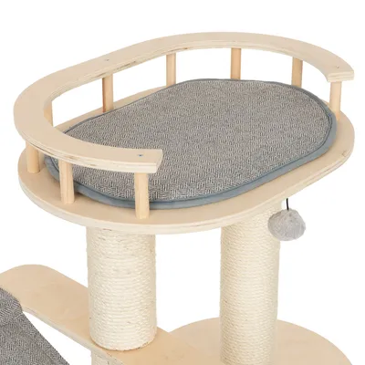 Klösträd med träplattform, vadderad grå liggyta och pelare lindade med sisal. Inklusive hängande leksaksboll.