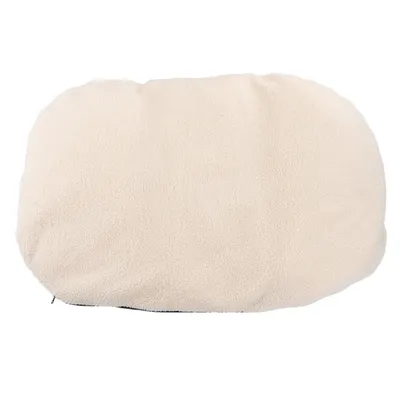 Beige, ovalt pude med blød, fluffy overflade. Velegnet som tilbehør til kæledyrssenge eller liggepladser.