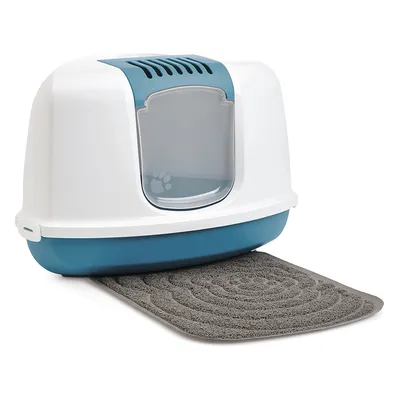 Toilette coperta per gatti in plastica bianca e azzurra con portina trasparente e tappetino grigio antiscivolo davanti all'ingresso. Zampa stilizzata visibile sulla portina.