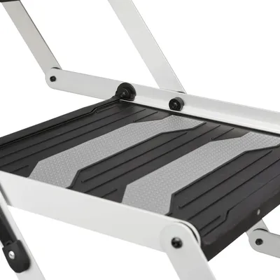 Detailopname van een zwarte en grijze antislip kunststof loopvlak met wit metalen frame, geschikt voor trappen of hellingen.