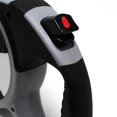 Nahaufnahme eines ergonomischen Griffs mit grauem und schwarzem Design sowie rotem Schieberegler für die Bedienung.