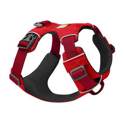 Pettorina per cani in tessuto rosso con fibbie regolabili nere, anello metallico per guinzaglio e imbottitura interna nera. Etichetta visibile sulla parte superiore.