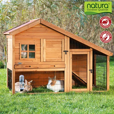 Clapier en bois Trixie avec deux lapins, abreuvoir visible, logos natura Outdoor Qualität, weatherproof et easy assembly sur l’image.