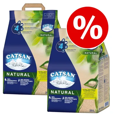 To sække Catsan Natural kattegrus, 20 L, med teksten '100% biodegradable', '100% natural – made from plants' og stort rødt procenttegn for tilbud.