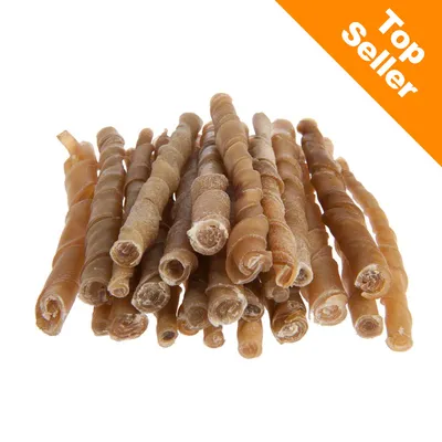 Hnedé žuvacie tyčinky pre psov, zrolované, viaceré kusy na bielom pozadí. Oranžový roh s textom: Top Seller. Hnedé žuvacie tyčinky pre psov, zrolované, viaceré kusy na bielom pozadí. Oranžový roh s textom: Top Seller.