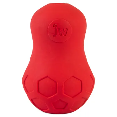 Červená hračka z gumy s hexagonálním vzorem a vyraženým logem 'jw'.