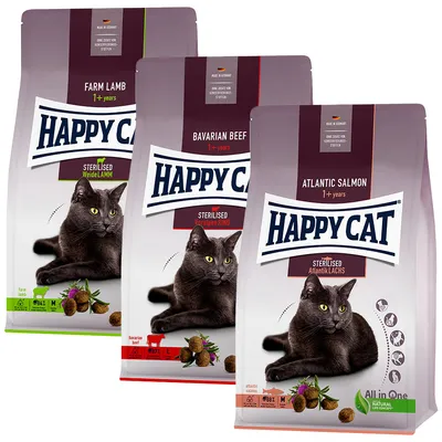 Tre poser Happy Cat tørfoder til steriliserede katte: Farm Lamb, Bavarian Beef og Atlantic Salmon. Synlig tekst: 1+ years, STREILISED, mærker for naturlige ingredienser.