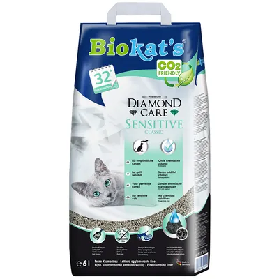 Biokat's Diamond Care Sensitive Classic kissanhiekka, CO2 Friendly, 32 päivää, ei kemiallisia lisäaineita, sopii herkille kissoille, 6 l pakkaus. Näkyvissä harmaa kissa ja tuotetiedot.