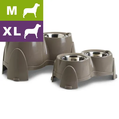 Kaksi ruskeaa koiran ruokakuppitelineitä, joissa metallikulhot. Vasemmalla ylhäällä tekstit M ja XL sekä koiran siluetit kokomerkintöinä.
