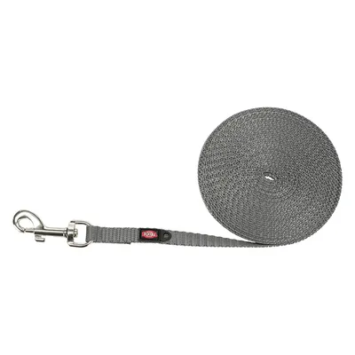 Graue Hundeleine aus robustem Material mit Metallkarabiner und Trixie-Logo auf dem Band.