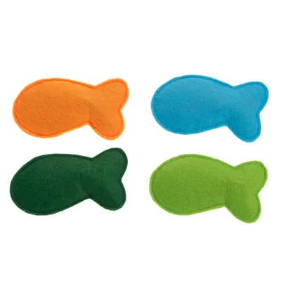 Quatre jouets en forme de poisson en feutre, couleurs orange, bleu, vert foncé et vert clair, sans marque visible.