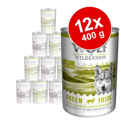 Wolf of Wilderness Green Fields koiran märkäruoka, 12 x 400 g. Etiketissä teksti: 100% grain-free. Pakkauksessa näkyy susi ja maisema. Maku: Green Fields.
