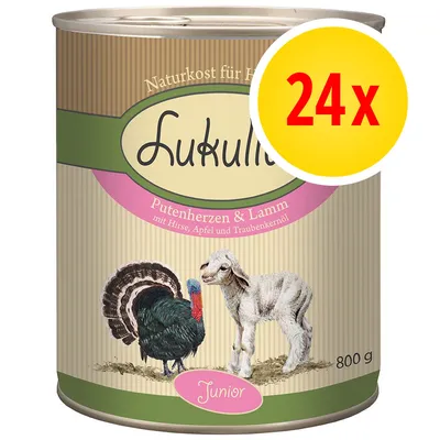 Lukullus Putenherzen & Lamm Junior natvoer voor honden, 800 g blik, met afbeelding van kalkoen en lam. Tekst: mit Hirse, Apfel und Traubenkernöl. Gele cirkel met rode tekst: 24x. Lukullus Putenherzen & Lamm Junior natvoer voor honden, 800 g blik, met afbeelding van kalkoen en lam. Tekst: mit Hirse, Apfel und Traubenkernöl. Gele cirkel met rode tekst: 24x.