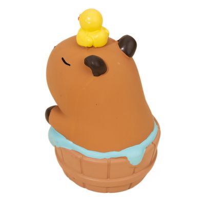 Jouet en caoutchouc en forme d’animal avec un canard jaune sur la tête, marron avec des oreilles noires et une décoration bleue, adapté pour jouer ou mâcher.
