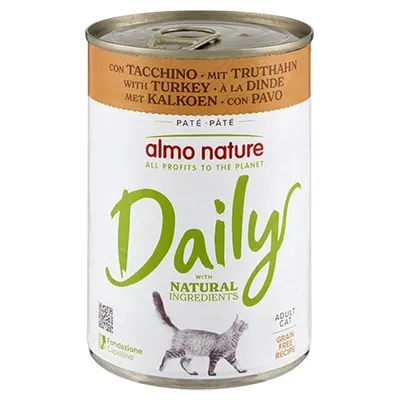 Lattina Almo Nature Daily Paté con tacchino, adult cat, natural ingredients, grain free recipe. Testo in inglese e italiano visibile sull'etichetta. Immagine di un gatto grigio.