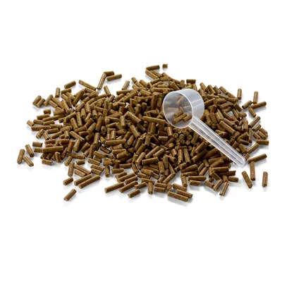 Braune Pellet-Futterstücke mit transparentem Messlöffel, geeignet zur Dosierung. Braune Pellet-Futterstücke mit transparentem Messlöffel, geeignet zur Dosierung.