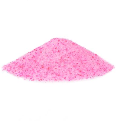 Häufchen rosa Granulat oder Streu, lose auf weißem Hintergrund angehäuft.