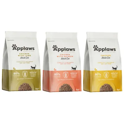 Três sacos de ração seca Applaws para gato adulto: Chicken with Lamb 2 kg, Chicken with Salmon 2 kg e Chicken 2 kg. Indicação de 80 % carne e ingredientes naturais visível em cada embalagem.