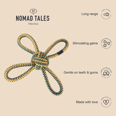 Nomad Tales München touwspeelgoed met vier lussen. Tekst: Long range, Stimulating game, Gentle on teeth & gums, Made with love.