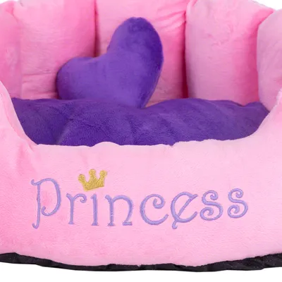 Roza in vijolična postelja za hišne ljubljenčke z izvezenim napisom 'Princess' in z zlato krono. Vključena vijolična blazina v obliki srca.