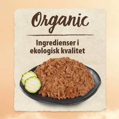 Text: Organic. Ingredienser i ekologisk kvalitet. Bild på en tallrik med våtfoder och två gurkskivor.
