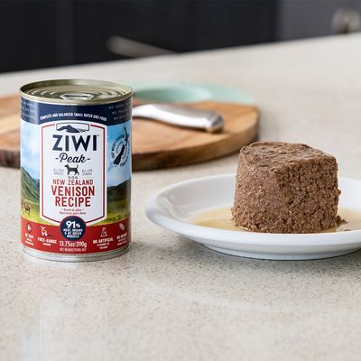 Ziwi Peak New Zealand Venison Recipe, vådfoder til hunde. Dåse med 390g og serveret foder på en tallerken. 91% kød, organer og muslinger, fri for kunstige tilsætningsstoffer.