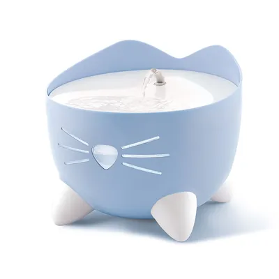 Fonte de água azul em forma de gato com água corrente e patas brancas como base.