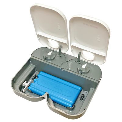 Automatisk foderdispenser med to åbne rum, grå og hvid plast, blå ispakke med teksten CAT MATE synlig i midten, to drejeknapper til indstilling.