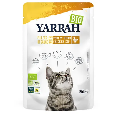 Yarrah BIO fillets in sauce met kip, 85g. Zichtbare keurmerken: EU-bio, AB, Beter Leven 3 sterren. Tekst: 'Fillets in sauce with chicken'. Afbeelding van een kat op de verpakking.