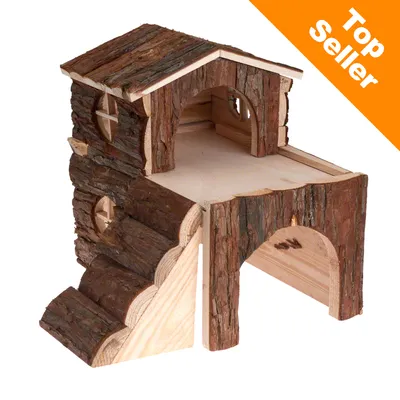 Maison en bois à deux niveaux avec écorce, escalier latéral et ouvertures rondes. Inscription visible : Top Seller sur fond orange dans le coin supérieur droit. Maison en bois à deux niveaux avec écorce, escalier latéral et ouvertures rondes. Inscription visible : Top Seller sur fond orange dans le coin supérieur droit.