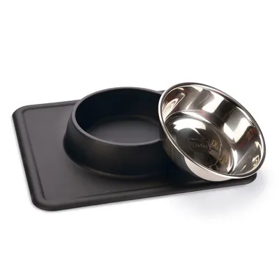 Gamelle en inox amovible posée sur un support noir avec tapis antidérapant, marque Karlie visible sur le bol métallique.