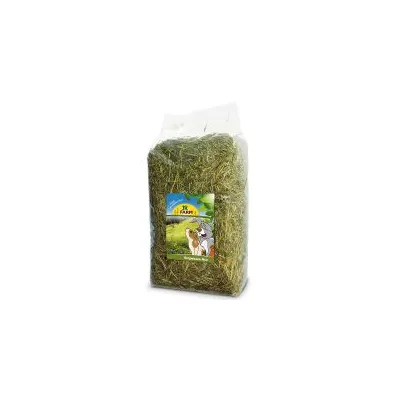 JR Farm Bergwiesen-Heu in transparenter Verpackung, geeignet für Kleintiere. Etikett zeigt Wiese mit Kaninchen und Meerschweinchen.