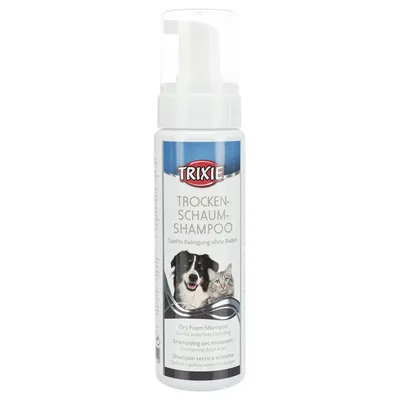 Flacone di shampoo secco a schiuma Trixie per animali, testo visibile: 'Shampoo secco a schiuma, delicata pulizia senza risciacquo', immagini di un cane e un gatto sull'etichetta. Flacone di shampoo secco a schiuma Trixie per animali, testo visibile: 'Shampoo secco a schiuma, delicata pulizia senza risciacquo', immagini di un cane e un gatto sull'etichetta.