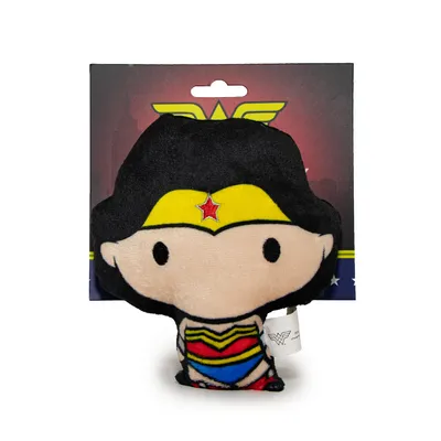 Pluche speelgoed in Wonder Woman design met gele hoofdband, rode ster en kleurrijk kostuum. Op de achtergrond het Wonder Woman logo.