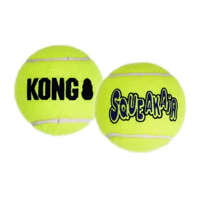 Două mingi de tenis galbene cu inscripții: 'KONG' și 'SqueakAir'.