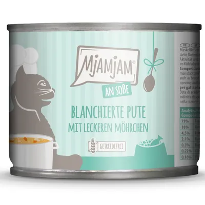 Mjamjam an Soße, Blanchierte Pute mit leckeren Möhrchen, Getreidefrei. Texte en allemand sur l’étiquette d’une boîte pour chat avec illustration de chat et casserole.