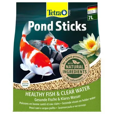 Tetra Pond Sticks 7L, met tekst: No added preservatives, with natural ingredients, no colourants. Healthy fish & clear water. Voor vijvervissen, staafvormig voer 8–12 mm. Tetra Pond Sticks 7L, met tekst: No added preservatives, with natural ingredients, no colourants. Healthy fish & clear water. Voor vijvervissen, staafvormig voer 8–12 mm.
