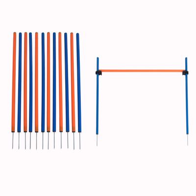 Chien beige utilisant un parcours d’agility avec barres orange et bleues, symbole de pourcentage rouge indiquant une offre ou promotion visible sur l’image.