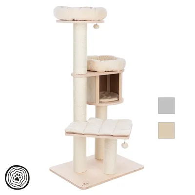 Arbre à chat en bois clair avec trois plateformes, deux couchages ronds rembourrés, une niche fermée, poteaux recouverts de corde, coussins beiges amovibles, balle suspendue.