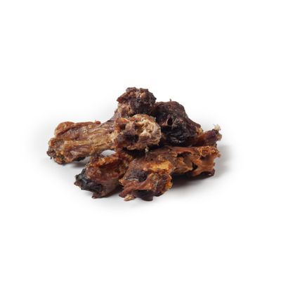 Mehrere getrocknete Fleischstücke auf weißem Hintergrund, Produktabbildung für Tiernahrung oder Kausnack.