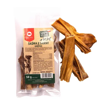 Confezione Maced Skóra z sarny krótká, 50 g. Testo visibile in polacco: 100% dziczyzna, składniki analityczne, 56% kolagenu. Pezzi di pelle essiccata visibili accanto alla confezione.