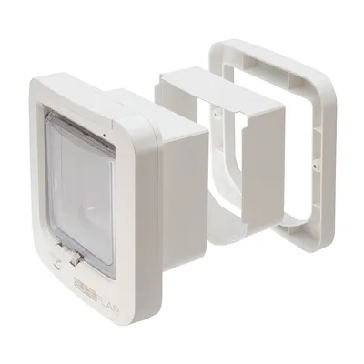 SureFlap Mikrochip-Haustierklappe in Weiss, mit Erweiterungsrahmen und transparentem Türpanel.