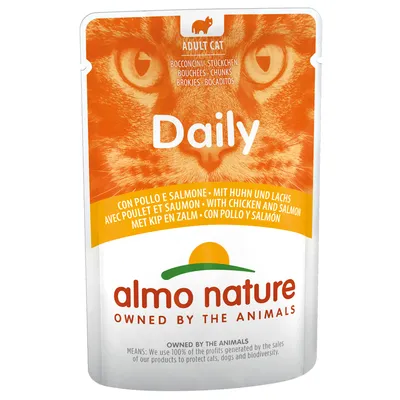 almo nature Daily, bouchées pour chat adulte, avec poulet et saumon. Texte en anglais : OWNED BY THE ANIMALS. Emballage souple avec tête de chat orange. almo nature Daily, bouchées pour chat adulte, avec poulet et saumon. Texte en anglais : OWNED BY THE ANIMALS. Emballage souple avec tête de chat orange.