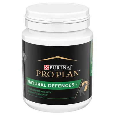 Purina Pro Plan Natural Defences+, dodatak prehrani za podršku imunološkom sustavu. Crno pakiranje sa zelenom etiketom i simbolom mačke.